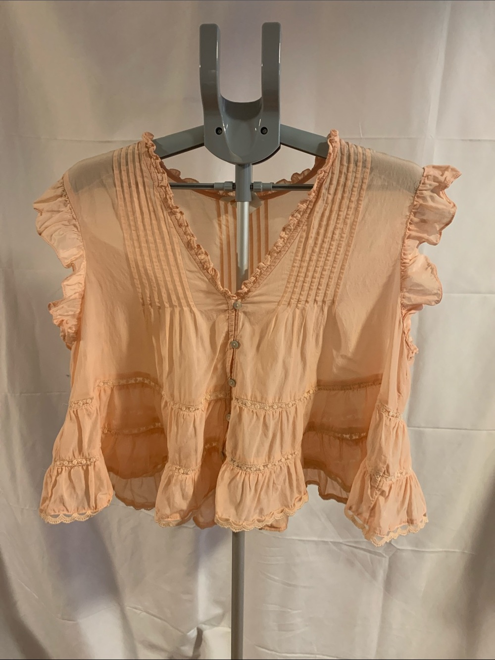 H&M sleeveless peach blouse with ruffles
Large